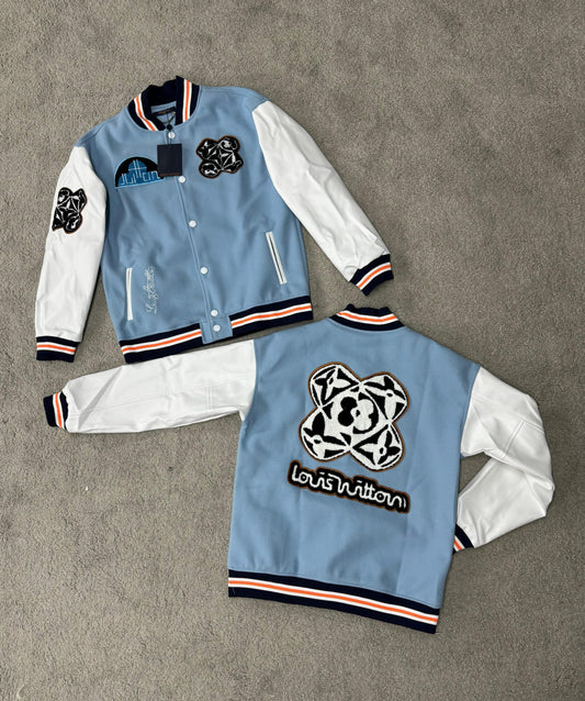 Chaqueta LV azul logo negro y blanco detalles blancos