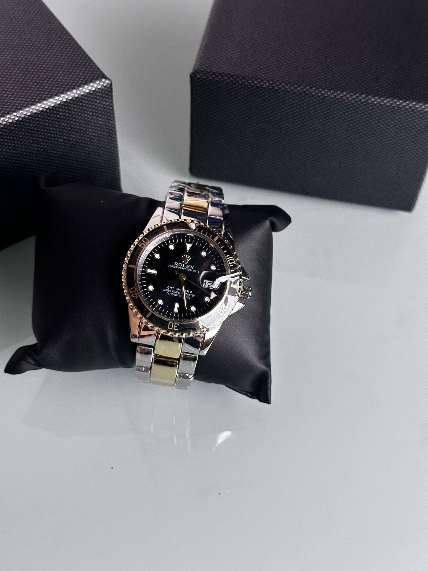 Reloj Rolex dorado y negro