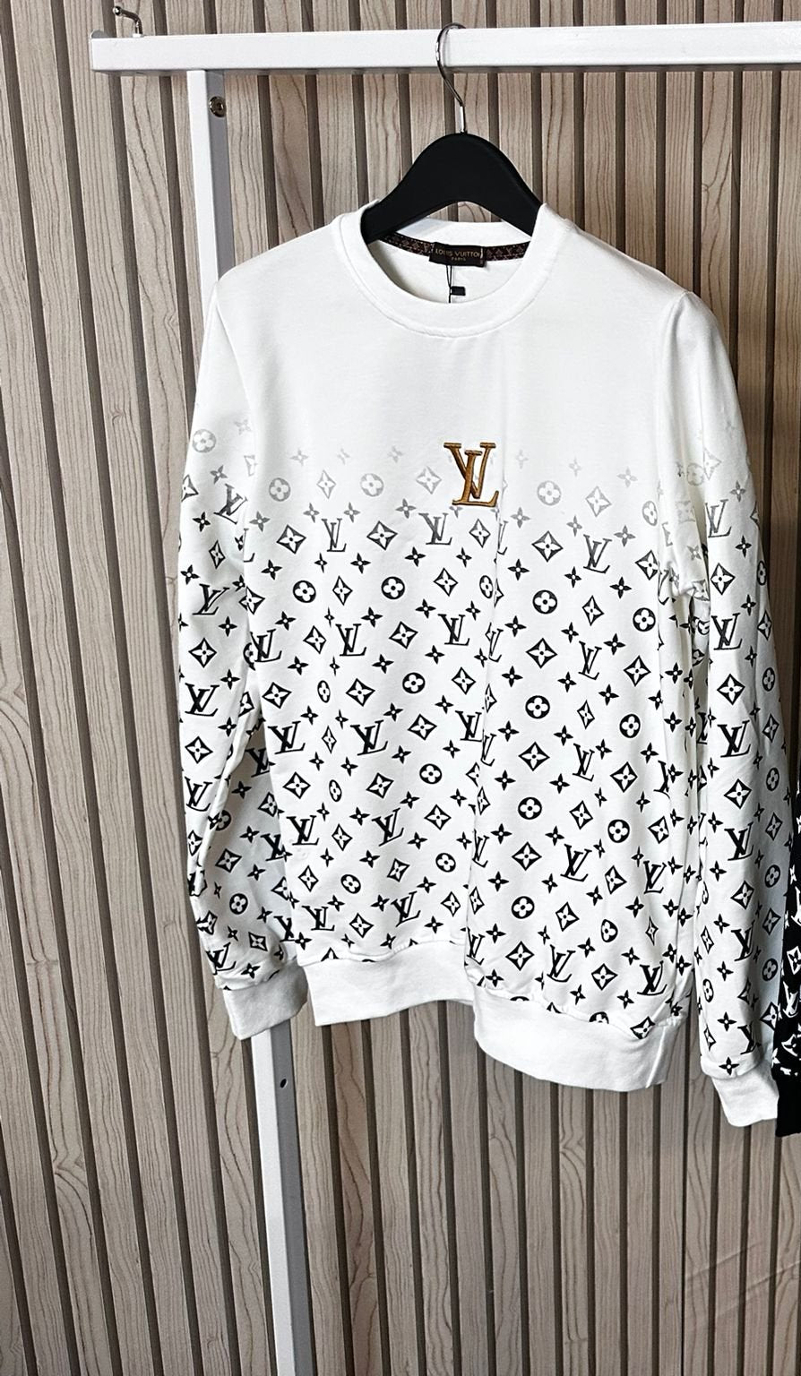 Sudadera LV blanca logos en grande negro logo en medio