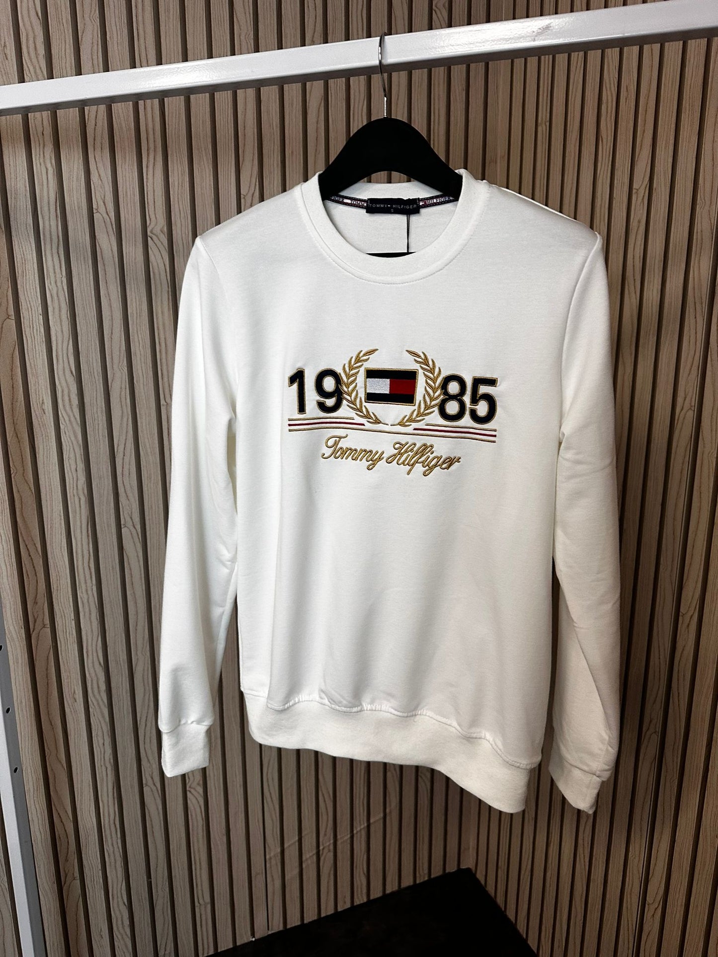 Sudadera Tommy Hilfiger blanco logo dorado en grande