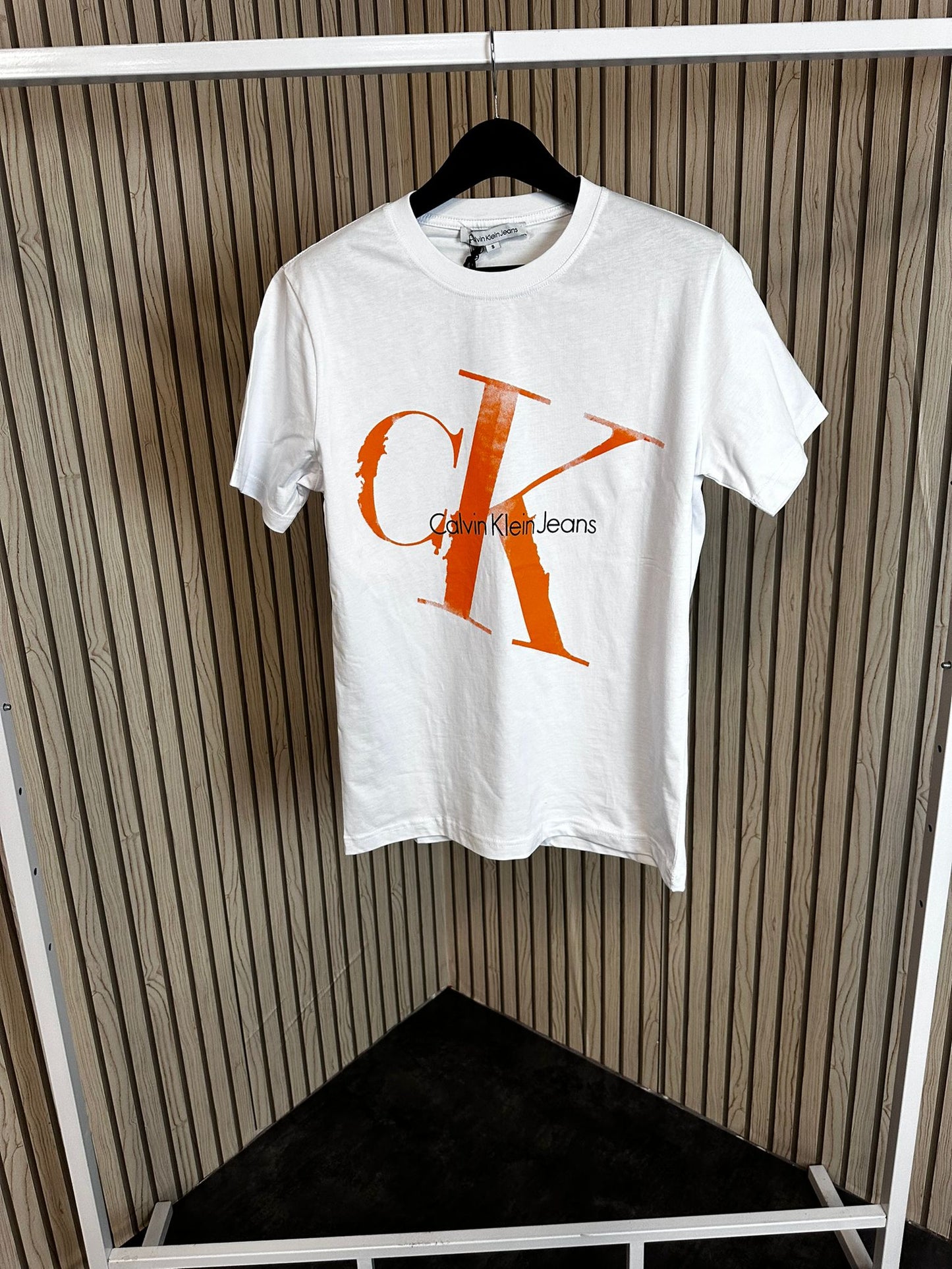 Camiseta Calvin klein blanca logo naranja oversize