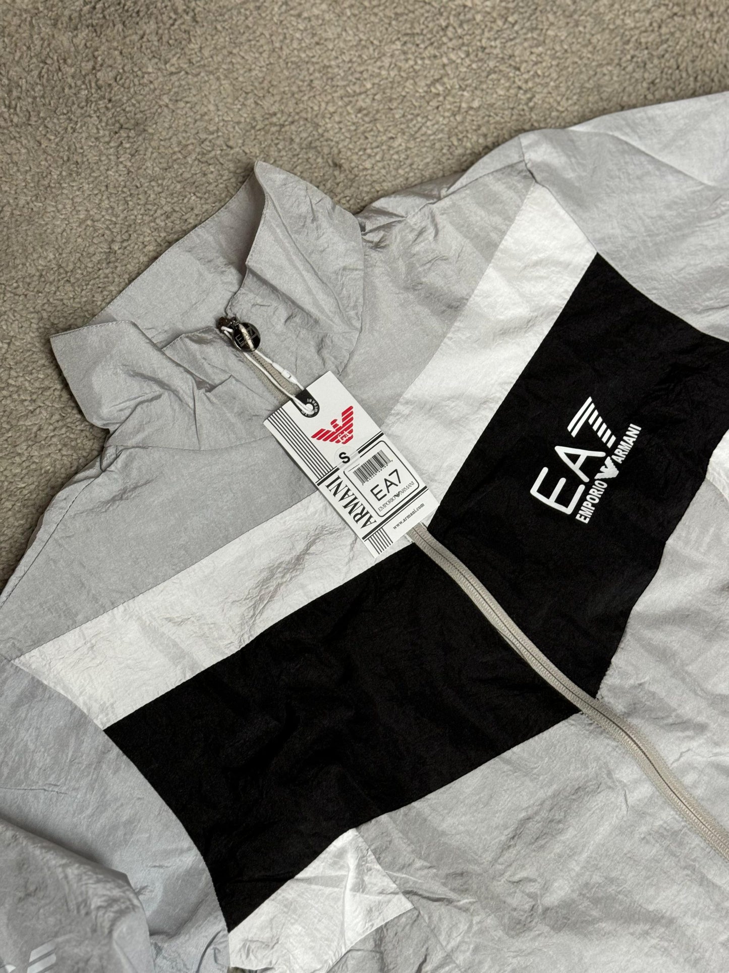 Chandal Armani gris logo blanco detalles negros