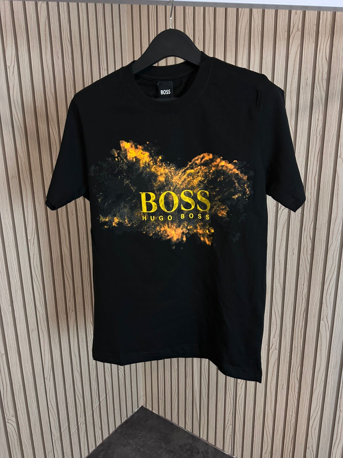 Camiseta HUGO BOSS negro logo amarillo oversize