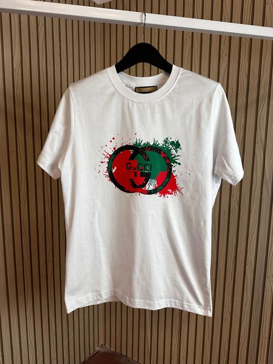 Camiseta Gucci blanco logo negro detalles verdes y rojos