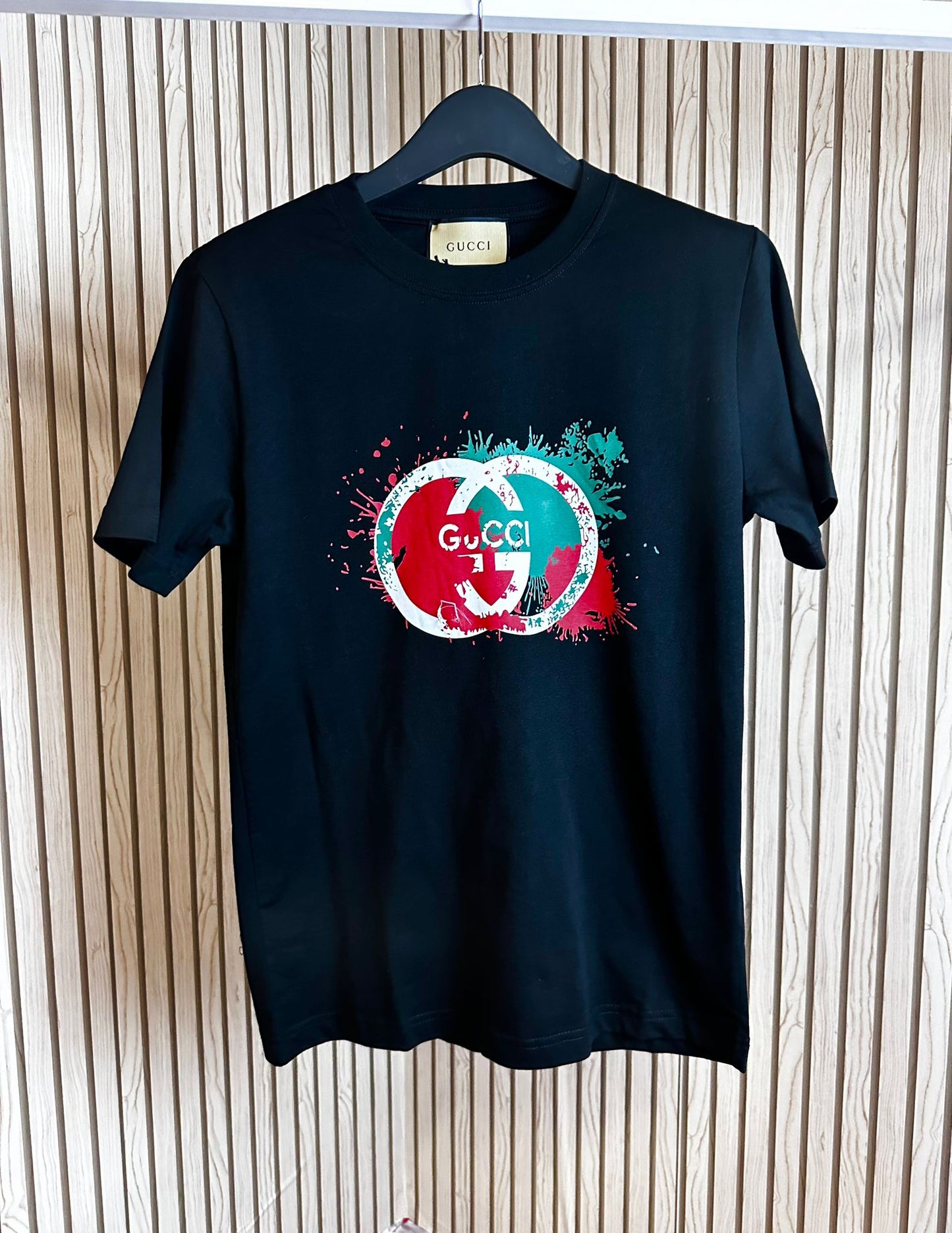 Camiseta Gucci negro logo blanco detalles verdes y rojos