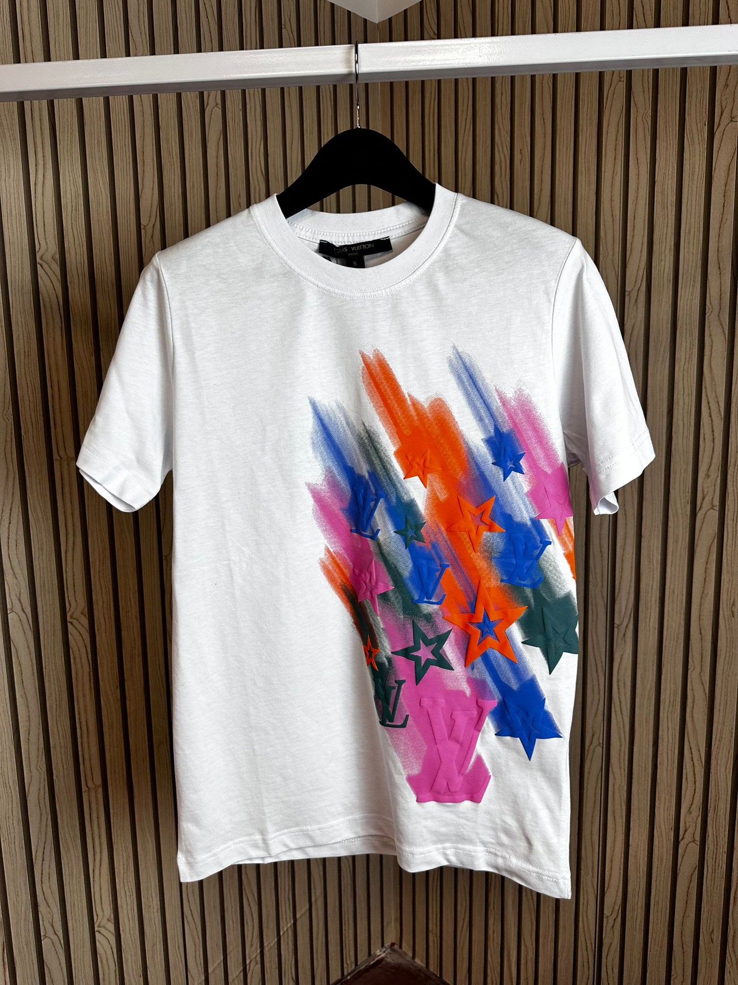 Camiseta LV blanco colores logos