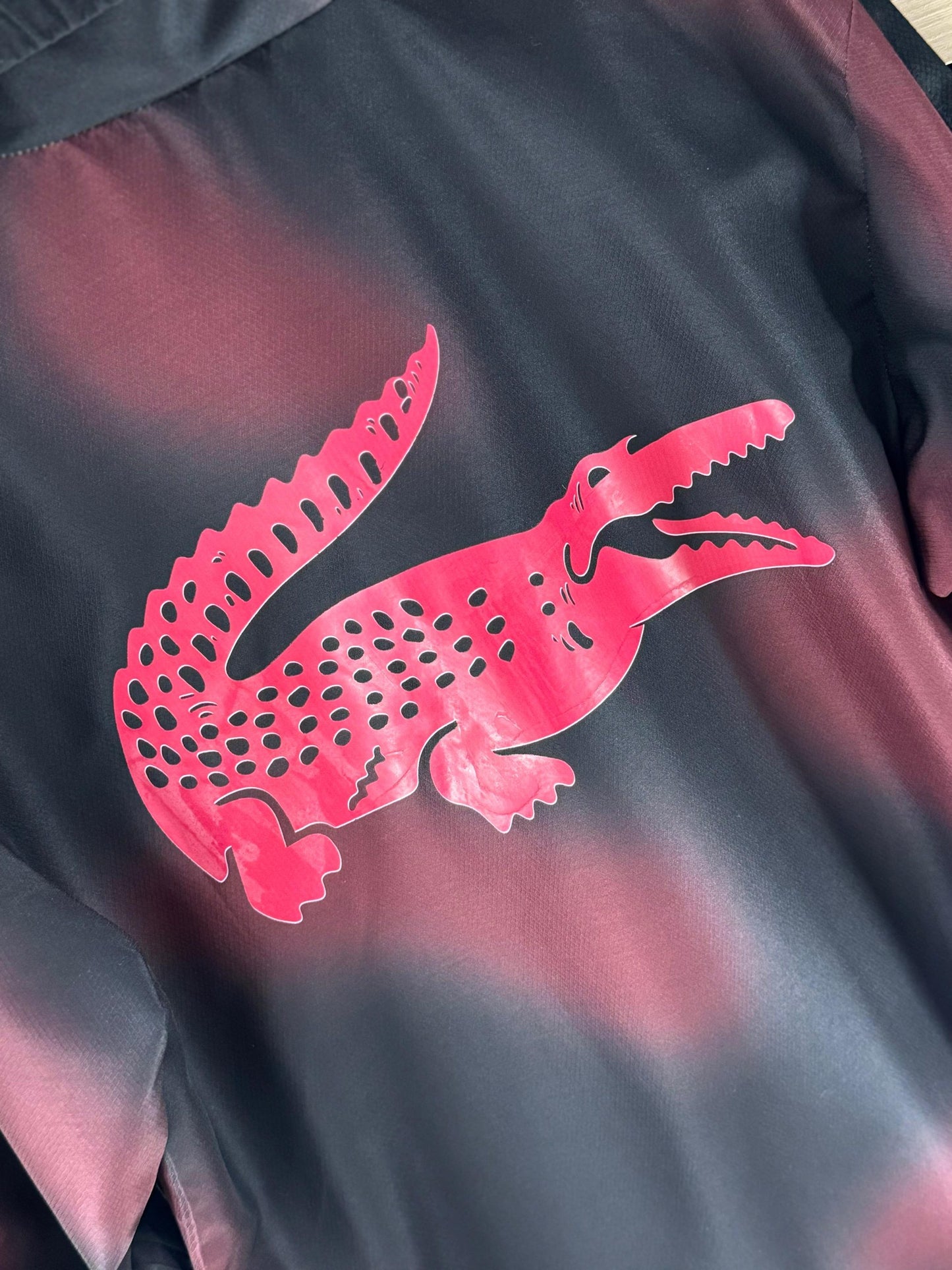 Chandal LACOSTE rosa y negro logo verde