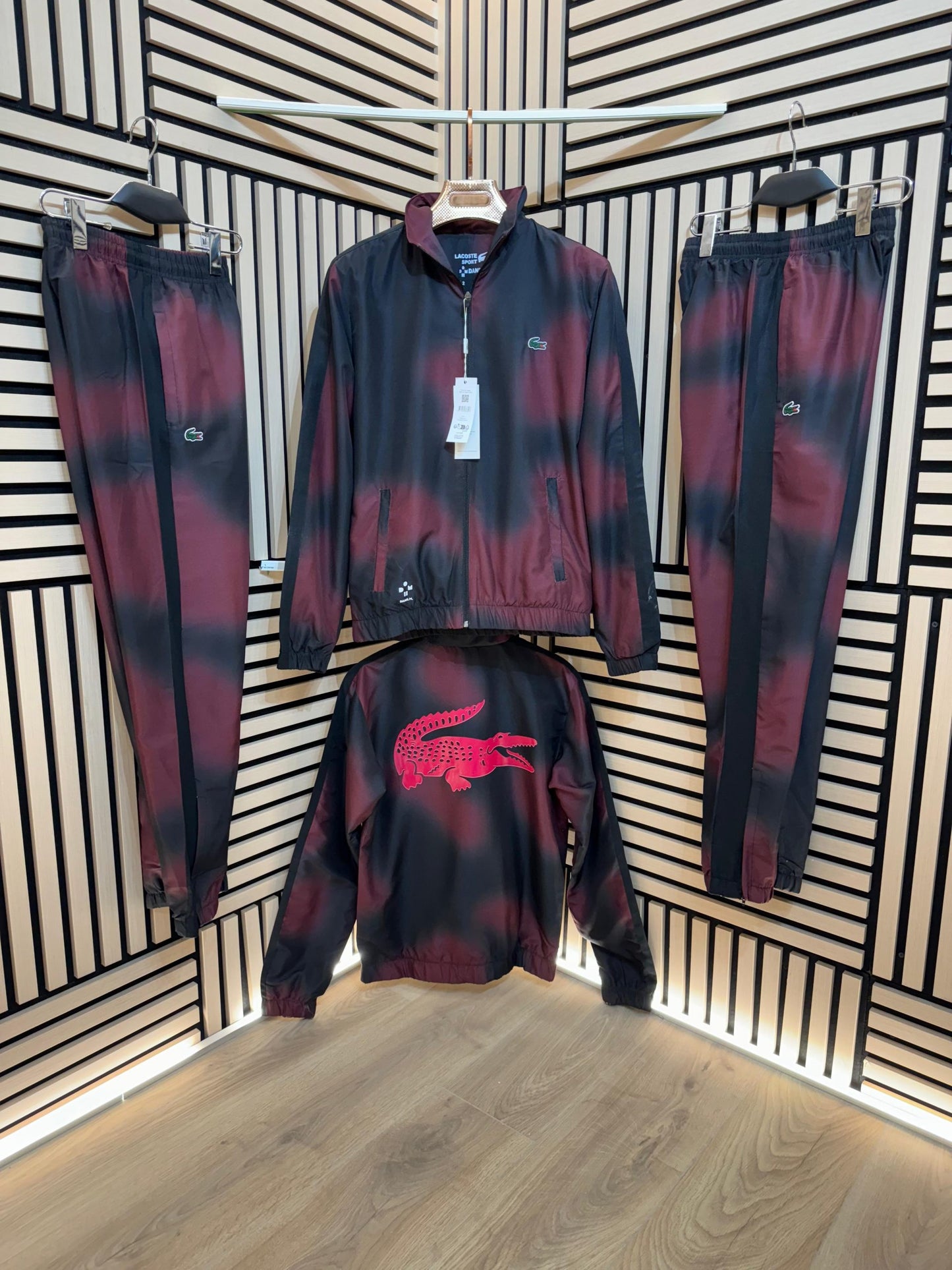 Chandal LACOSTE rosa y negro logo verde