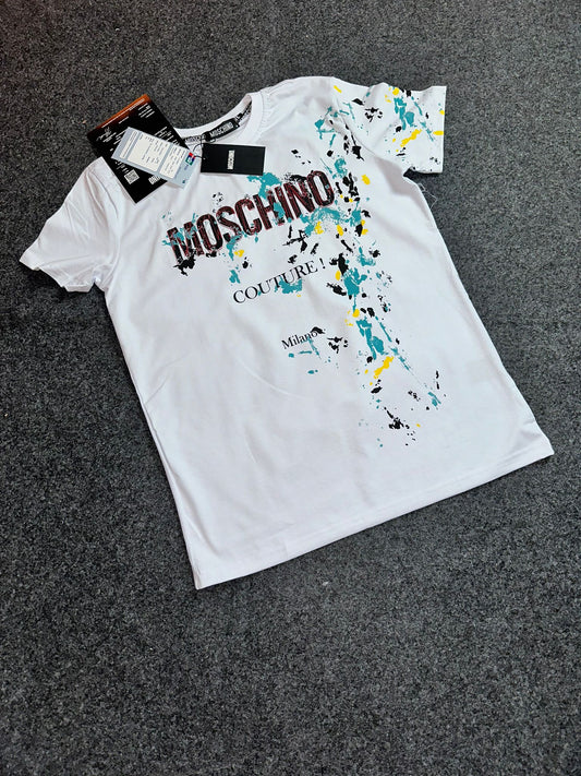 Camiseta moschino blanco logo negro colores azules y amarillas