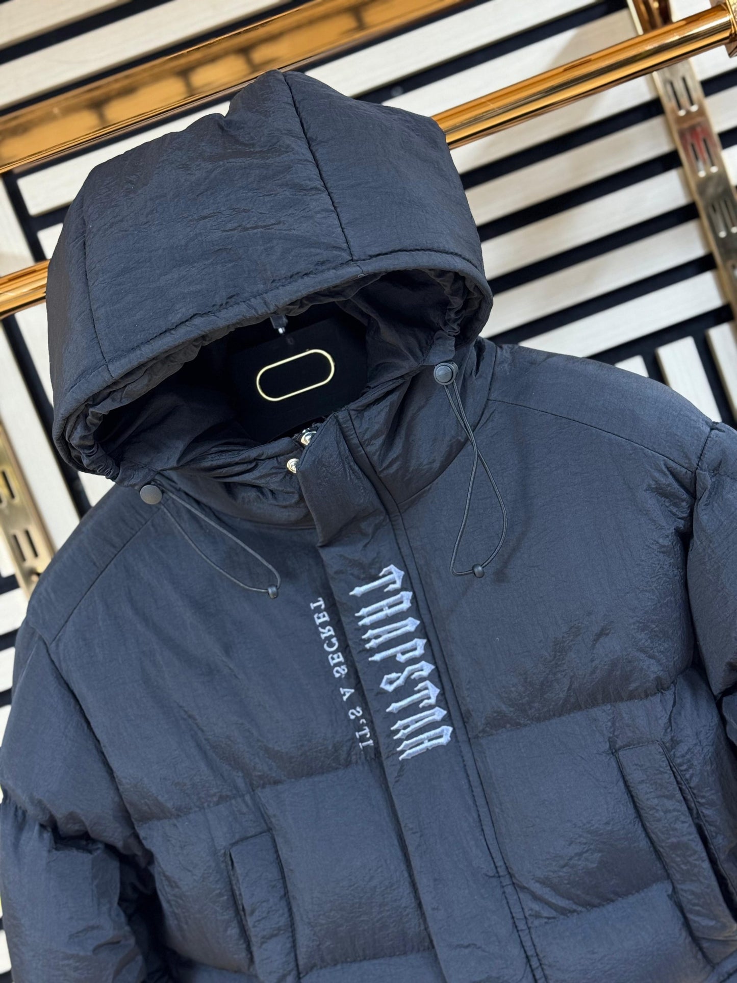 CHAQUETA TRAPSTAR negro logo blanco mujer