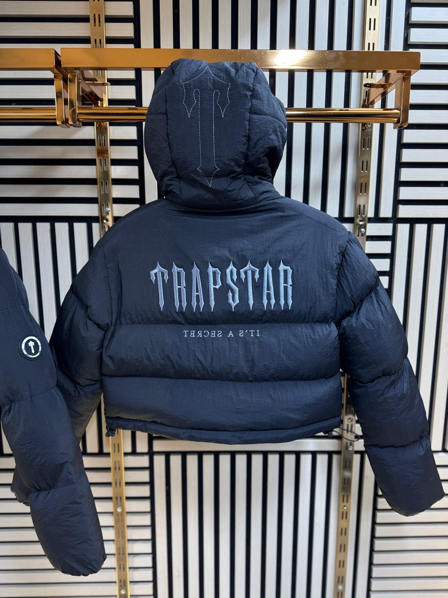 CHAQUETA TRAPSTAR negro logo blanco mujer