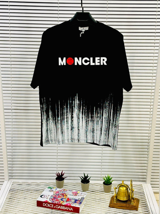 Camiseta moncler negra logo negro detalles rojos oversize