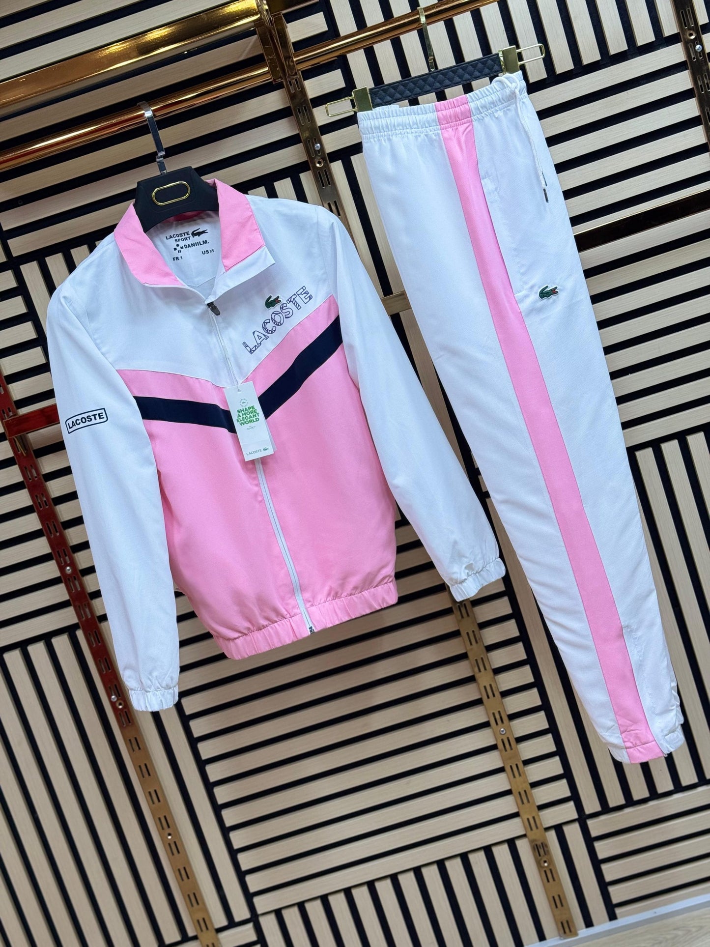 Chandal LACOSTE rosa blanco detalles negros