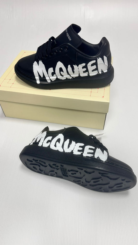 Alexander Mcqueen negras logo graffiti blanco