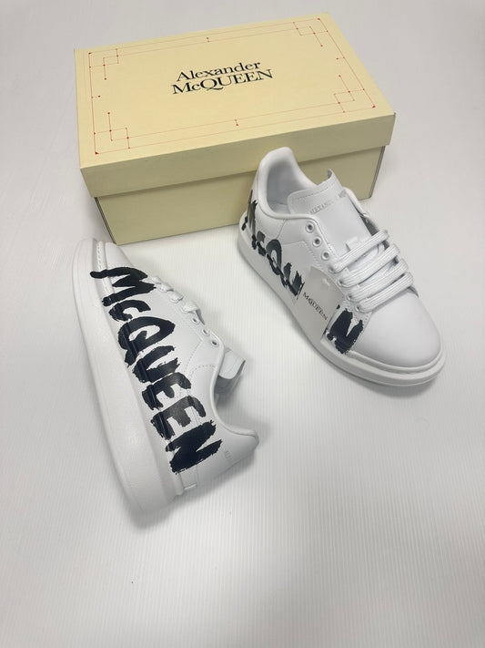 Alexander Mcqueen blancas logo graffiti negro