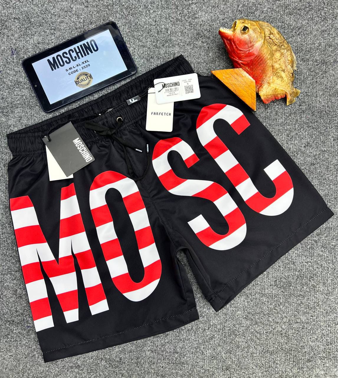 Bañador Moschino negro logo blanco y rojo
