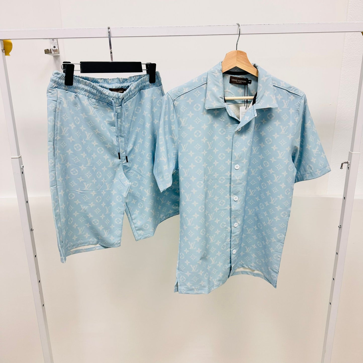 Conjunto lv azul claro logo blanco botones