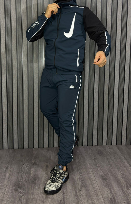 Chandal Nike azull marino logo blanco detalles negros