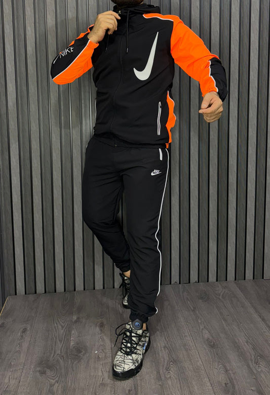 Chandal Nike negro logo blanco detalles naranjas