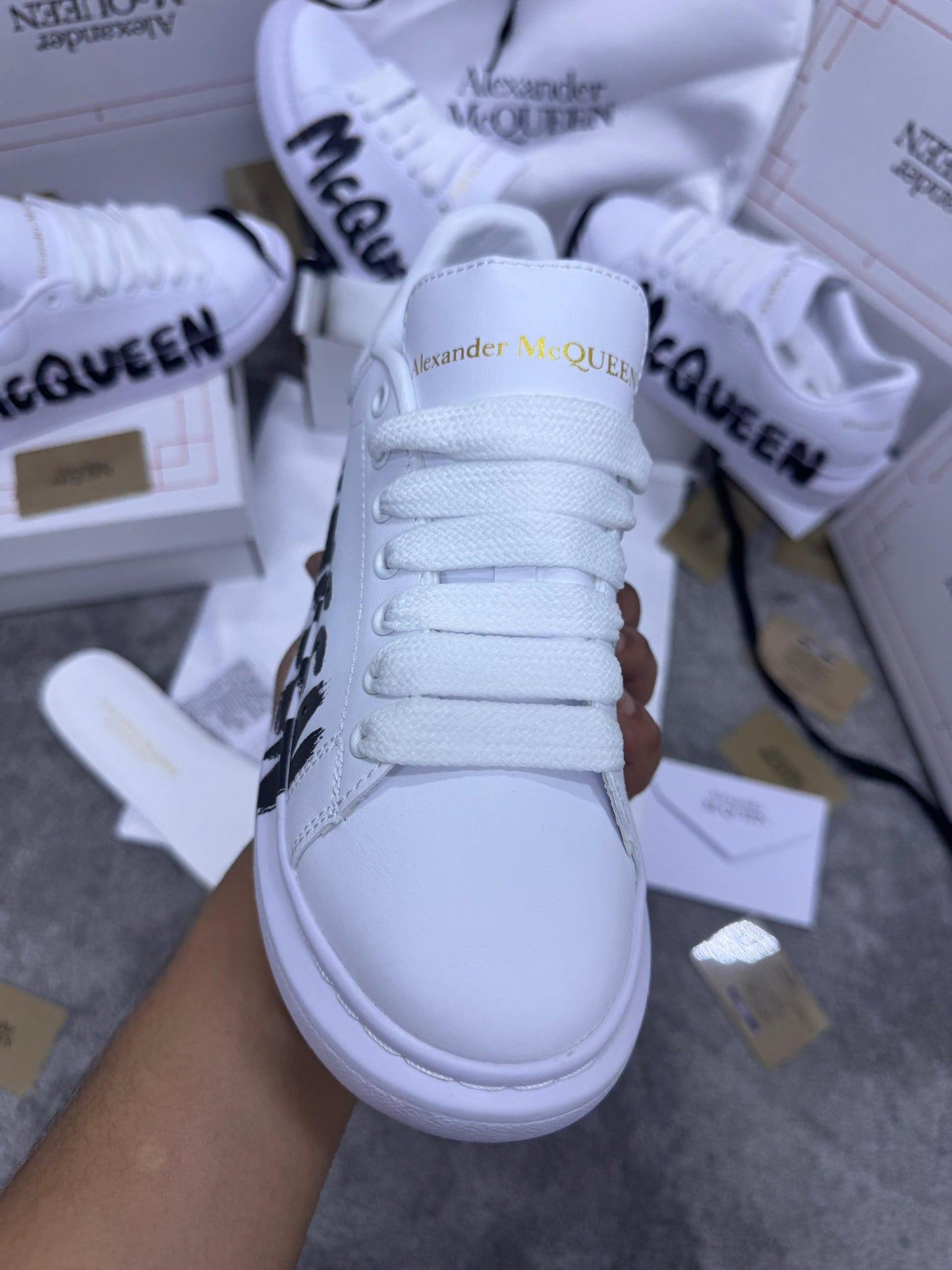 Alexander McQueen blanco logo graffiti negro