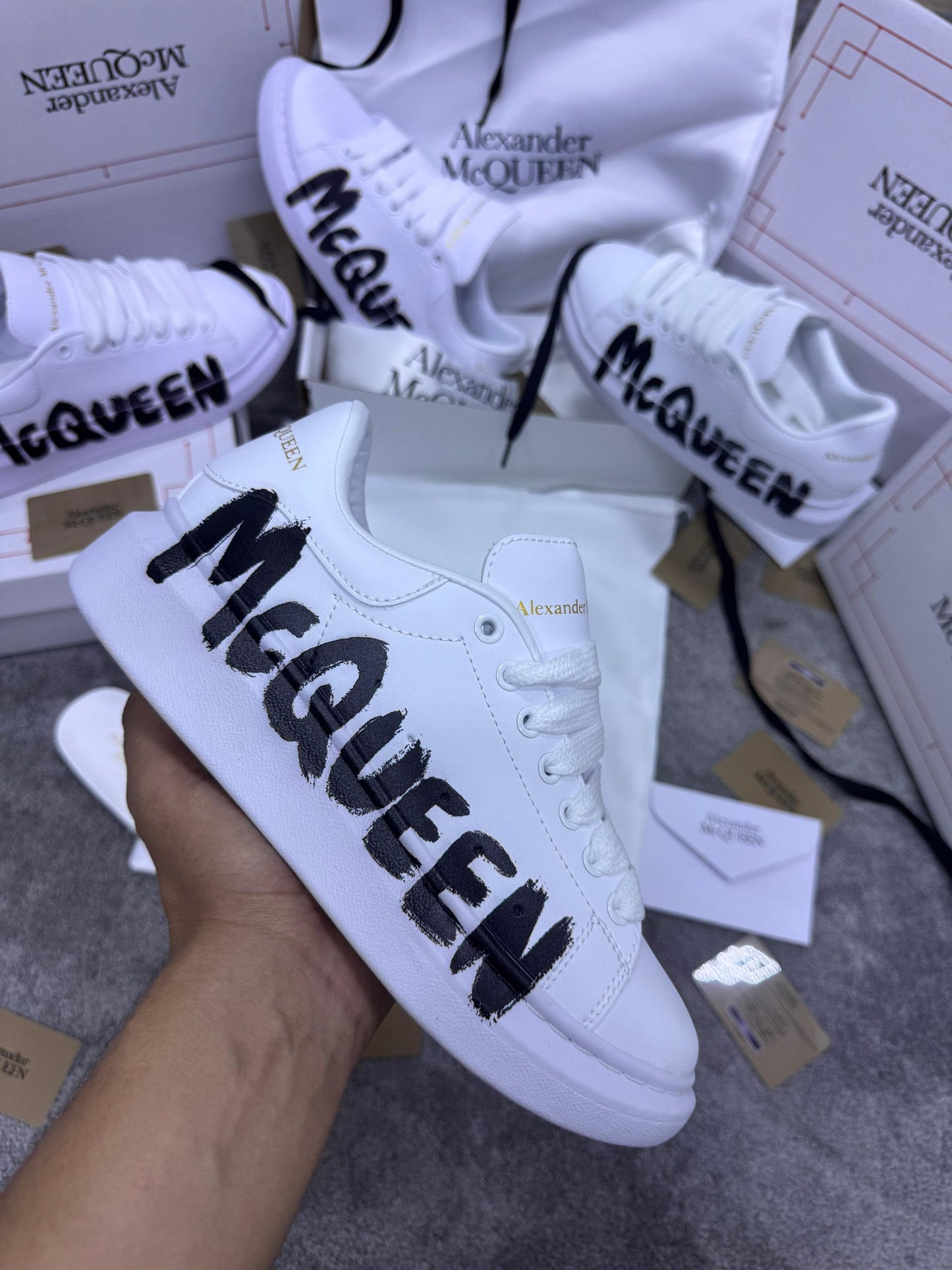Alexander McQueen blanco logo graffiti negro