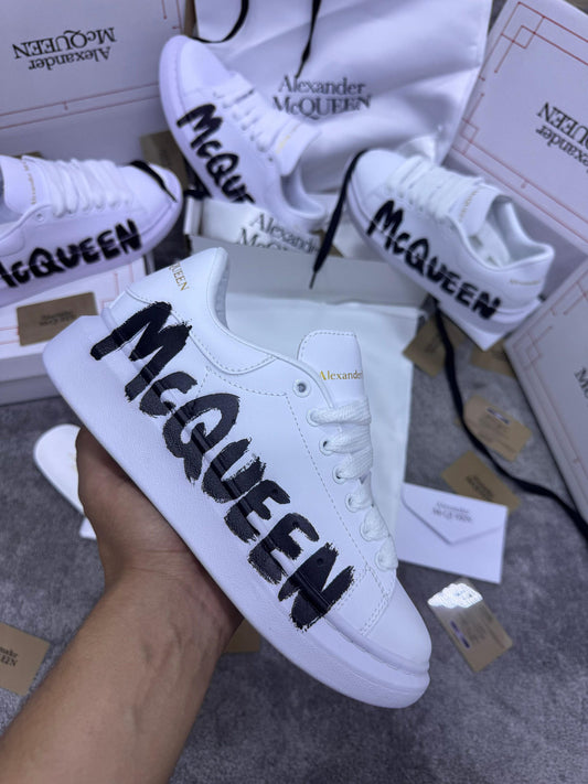 Alexander McQueen blanco logo graffiti negro