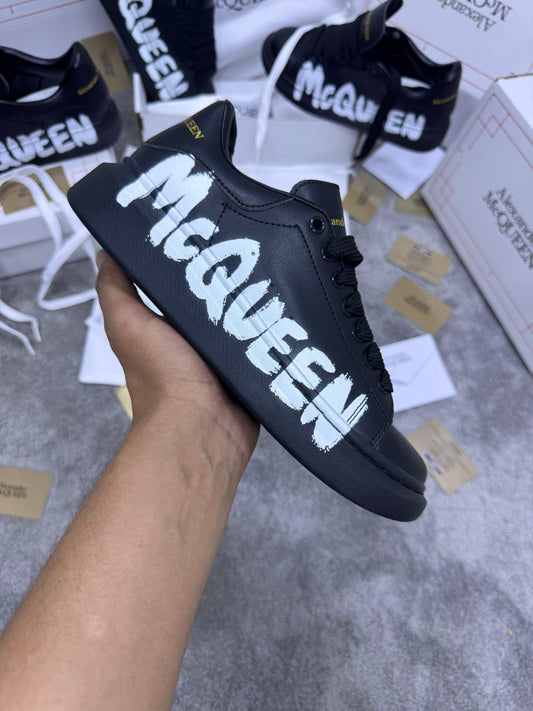 Alexander McQueen negras logo graffiti blanco