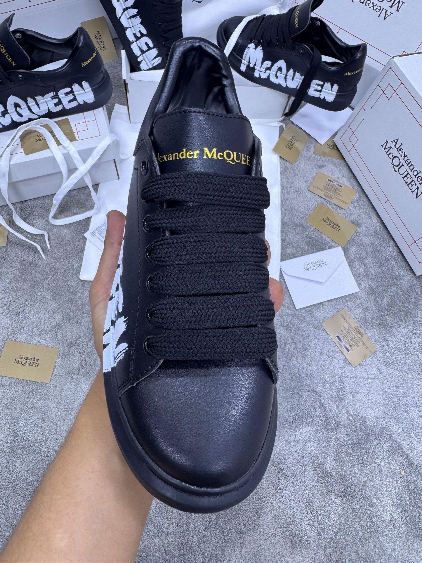 Alexander McQueen negras logo graffiti blanco