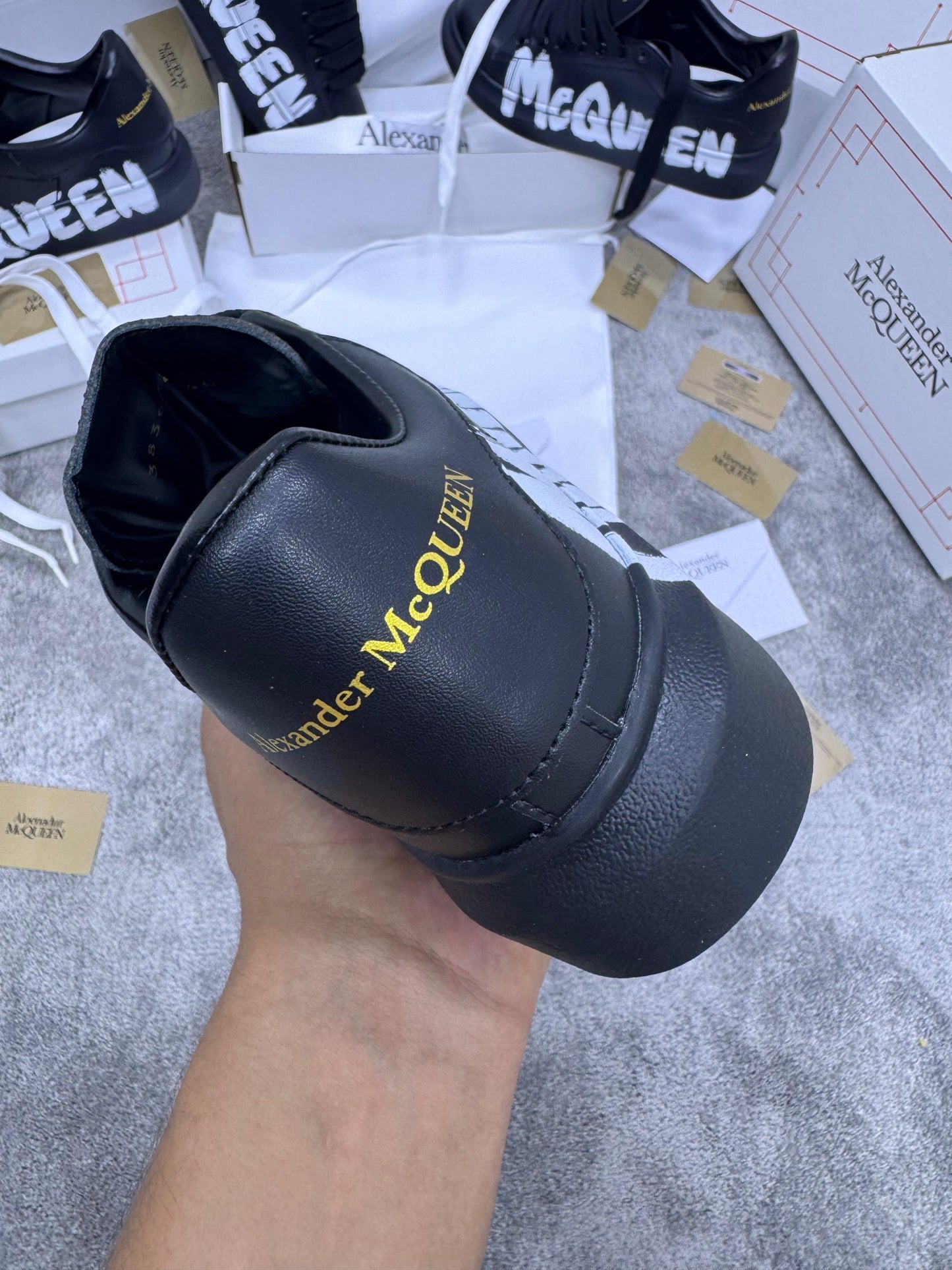 Alexander McQueen negras logo graffiti blanco