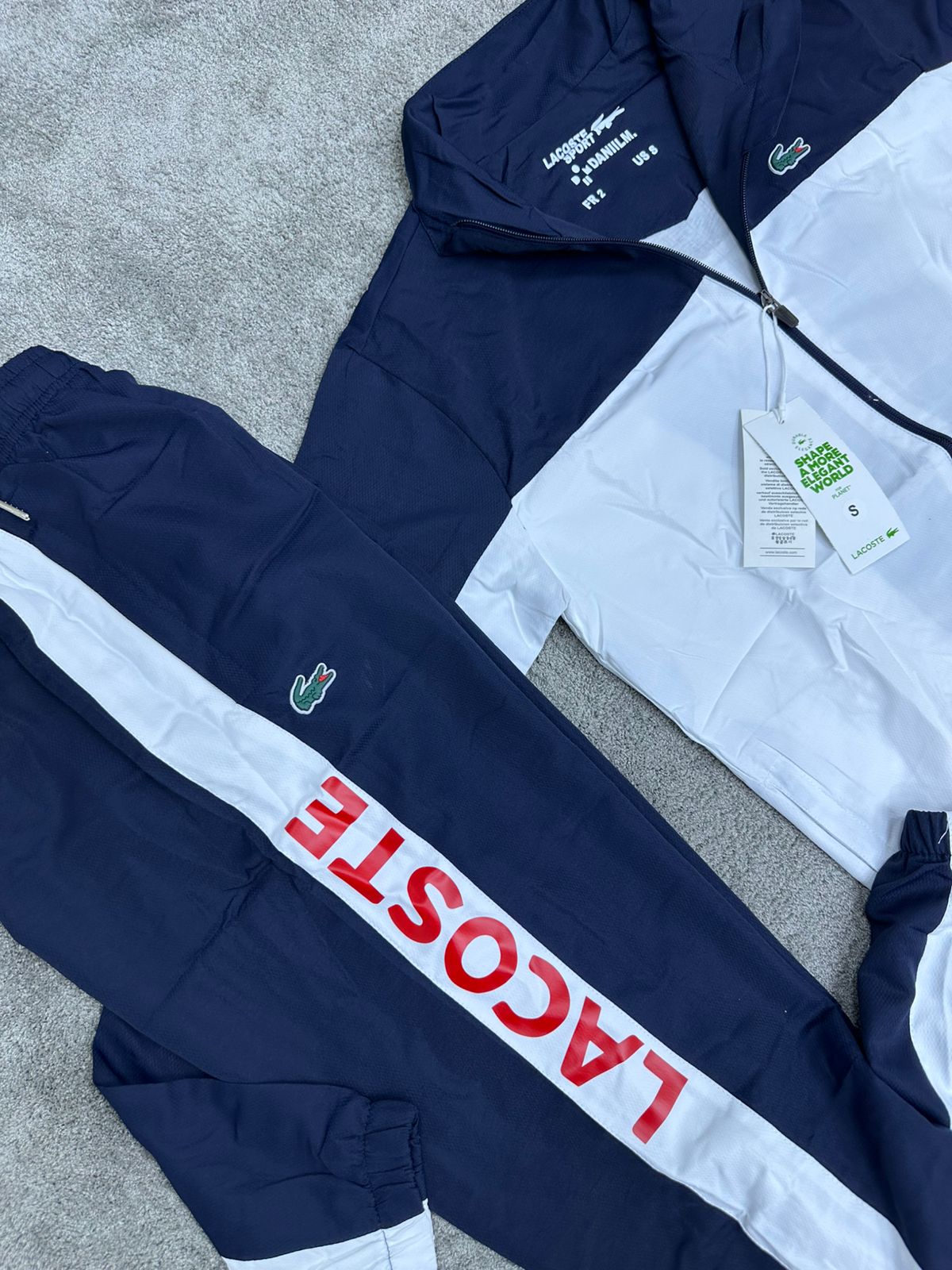 Chandal LACOSTE blanco y azul marino logo verde