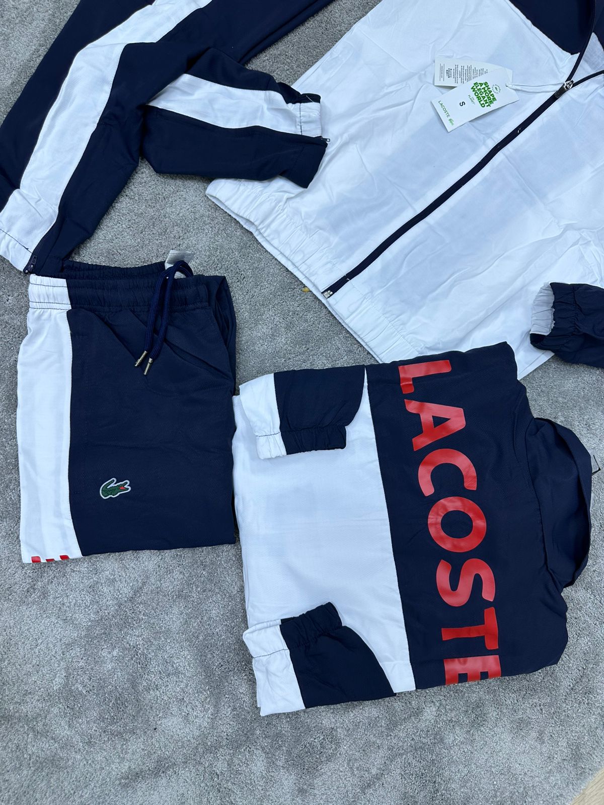 Chandal LACOSTE blanco y azul marino logo verde