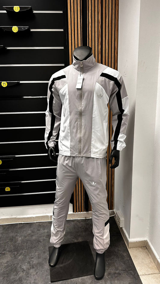 Chandal Adidas gris y blanco detalles negros