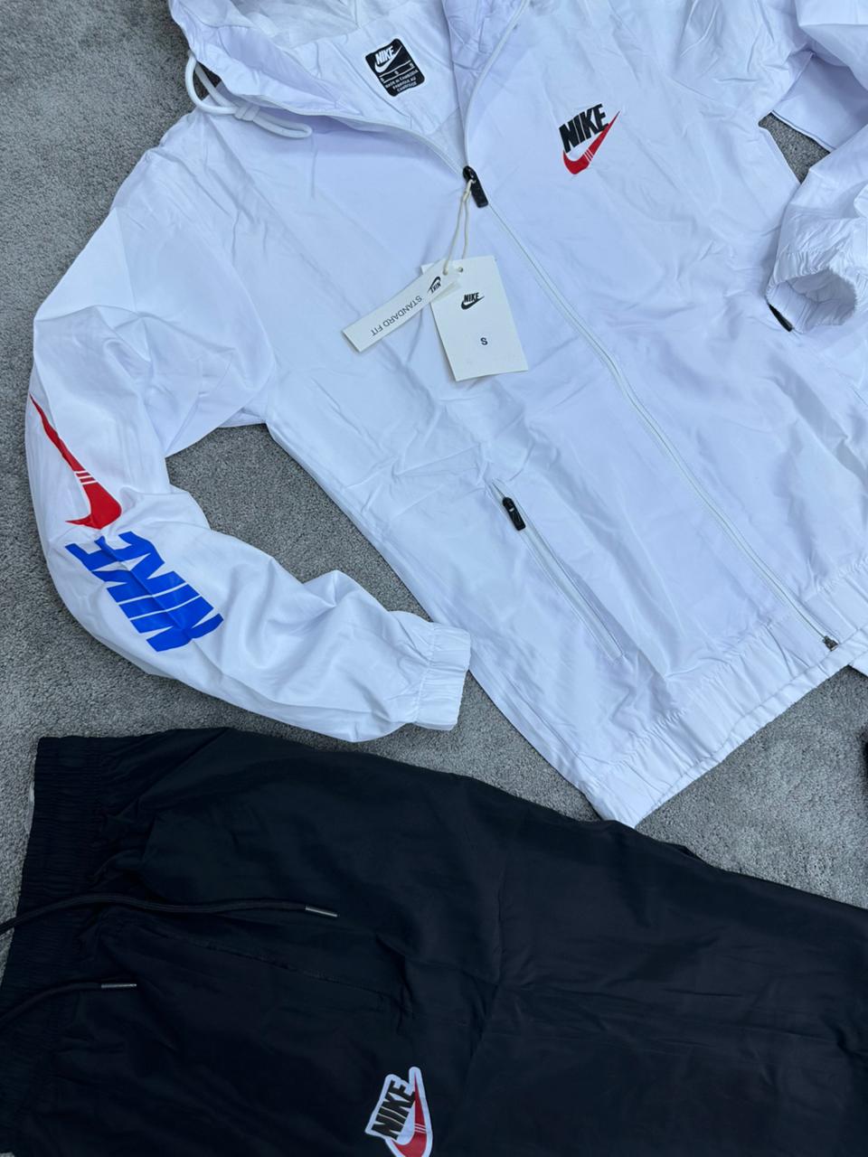 Chandal Nike blanco logo negro y rojo detalles azules