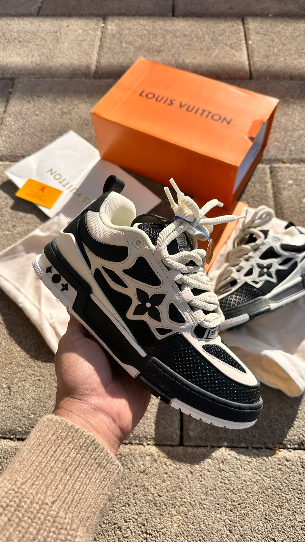 LV Skate blancas logo negro