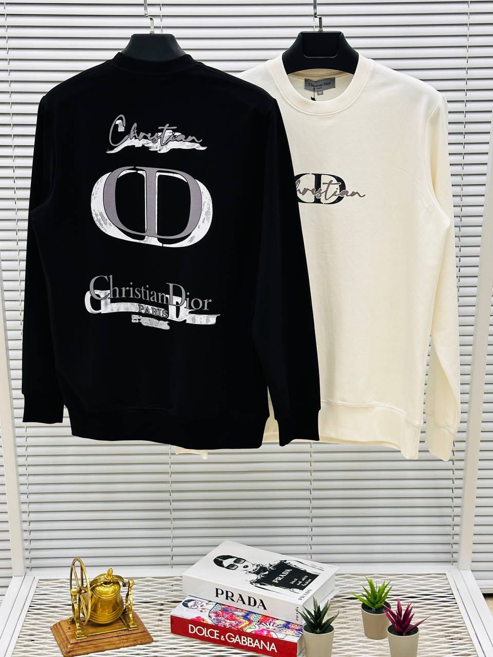 Sudadera Dior blanco logo negro y gris