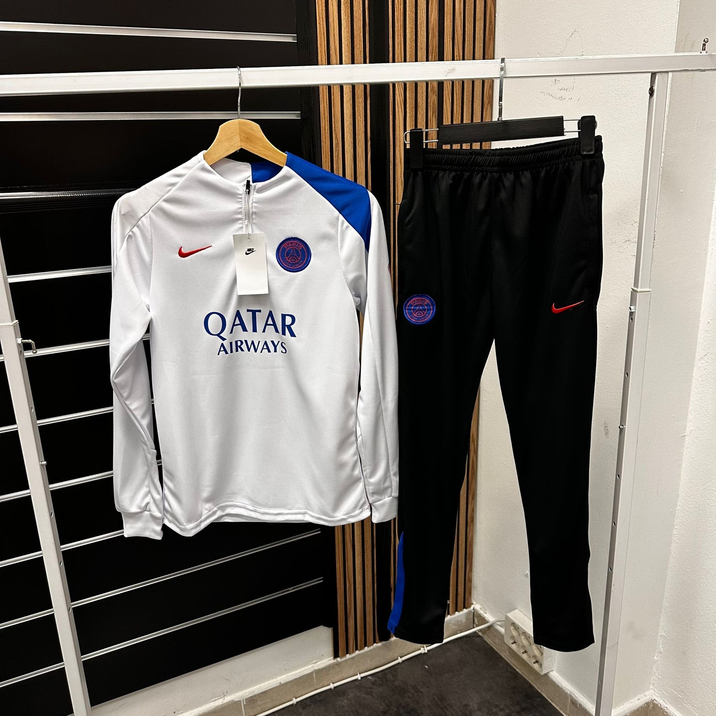 Chandal psg blanco logo rojo y azul niños