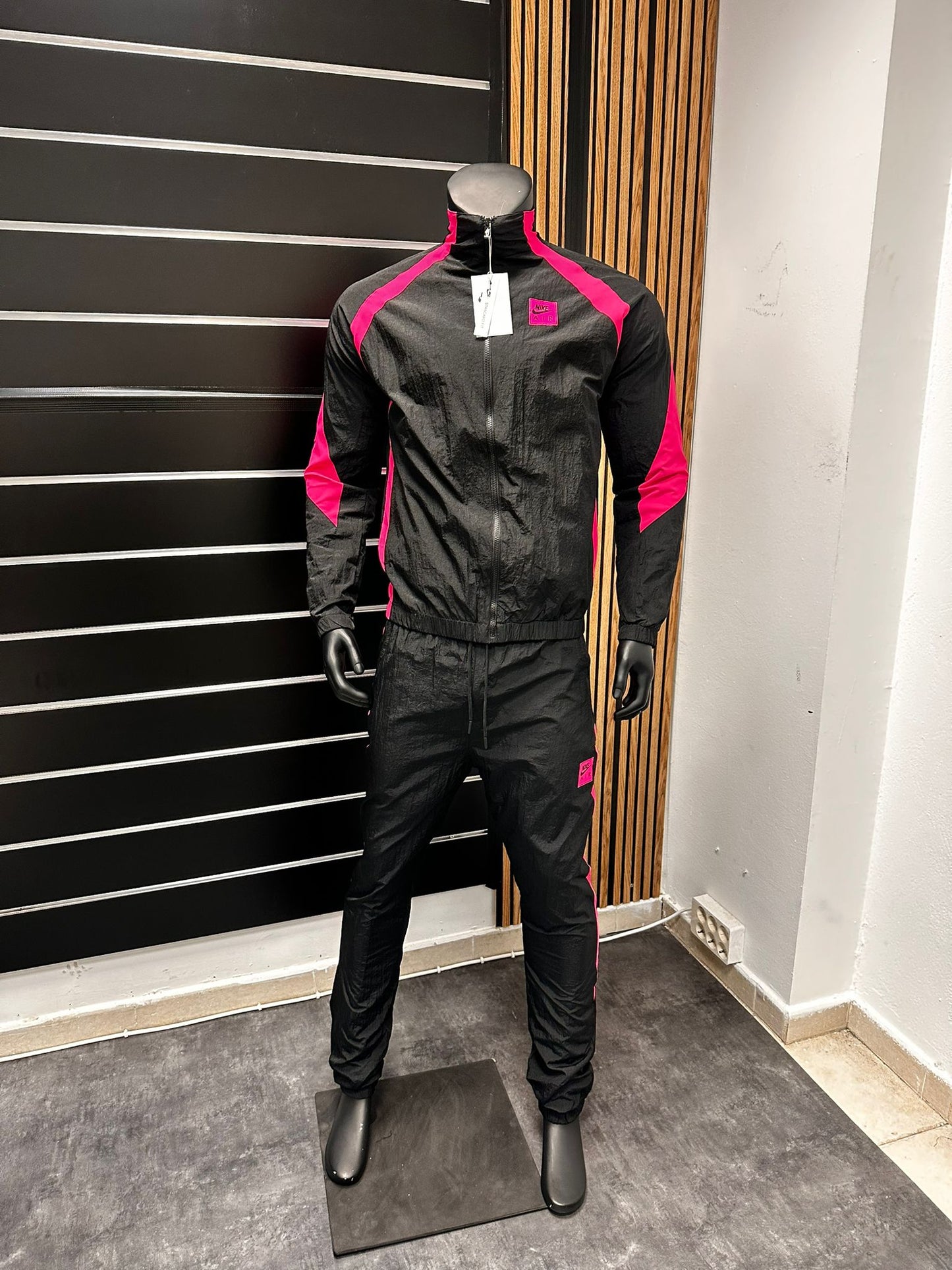 Chandal Nike negro logo rosa lineas rosas