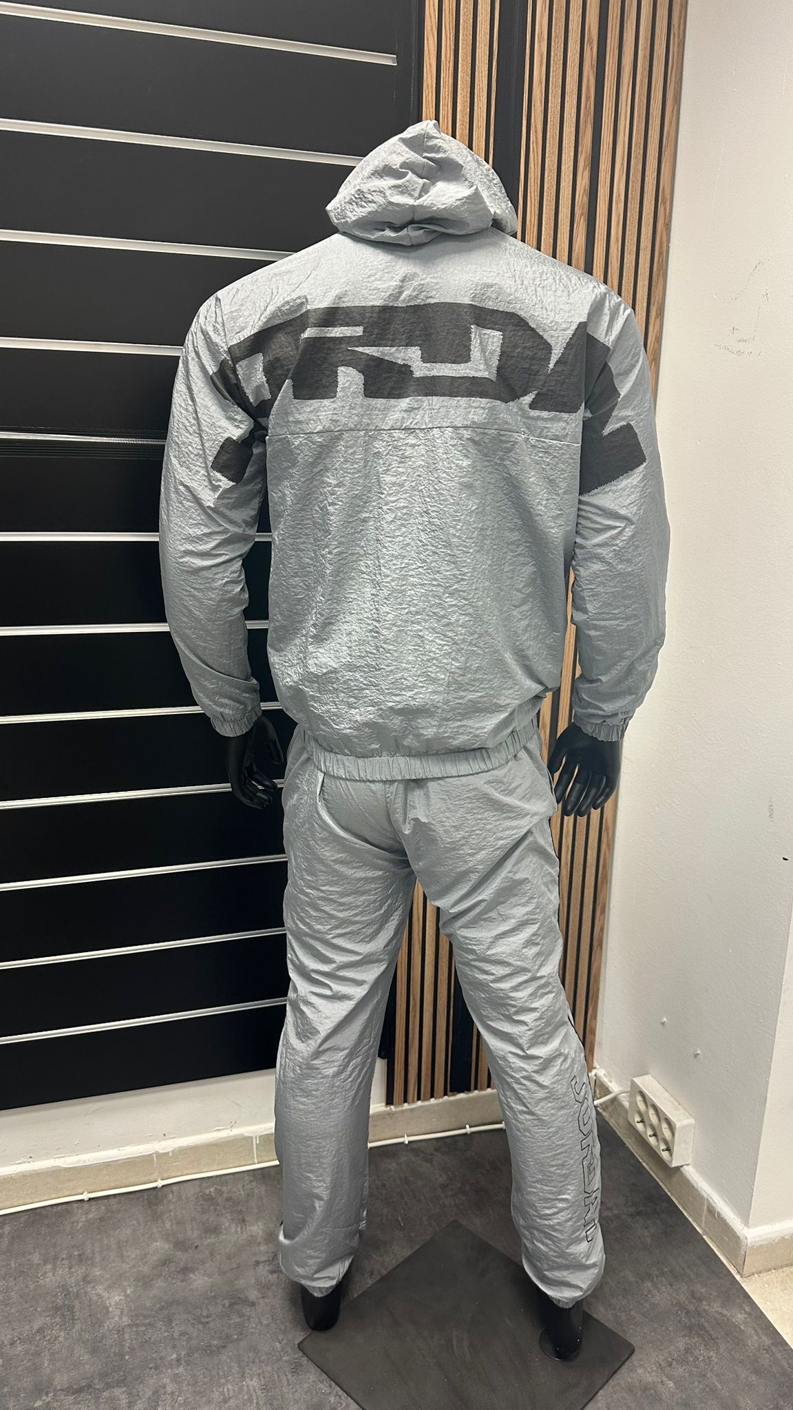 Chandal jordan gris logo negro solapa