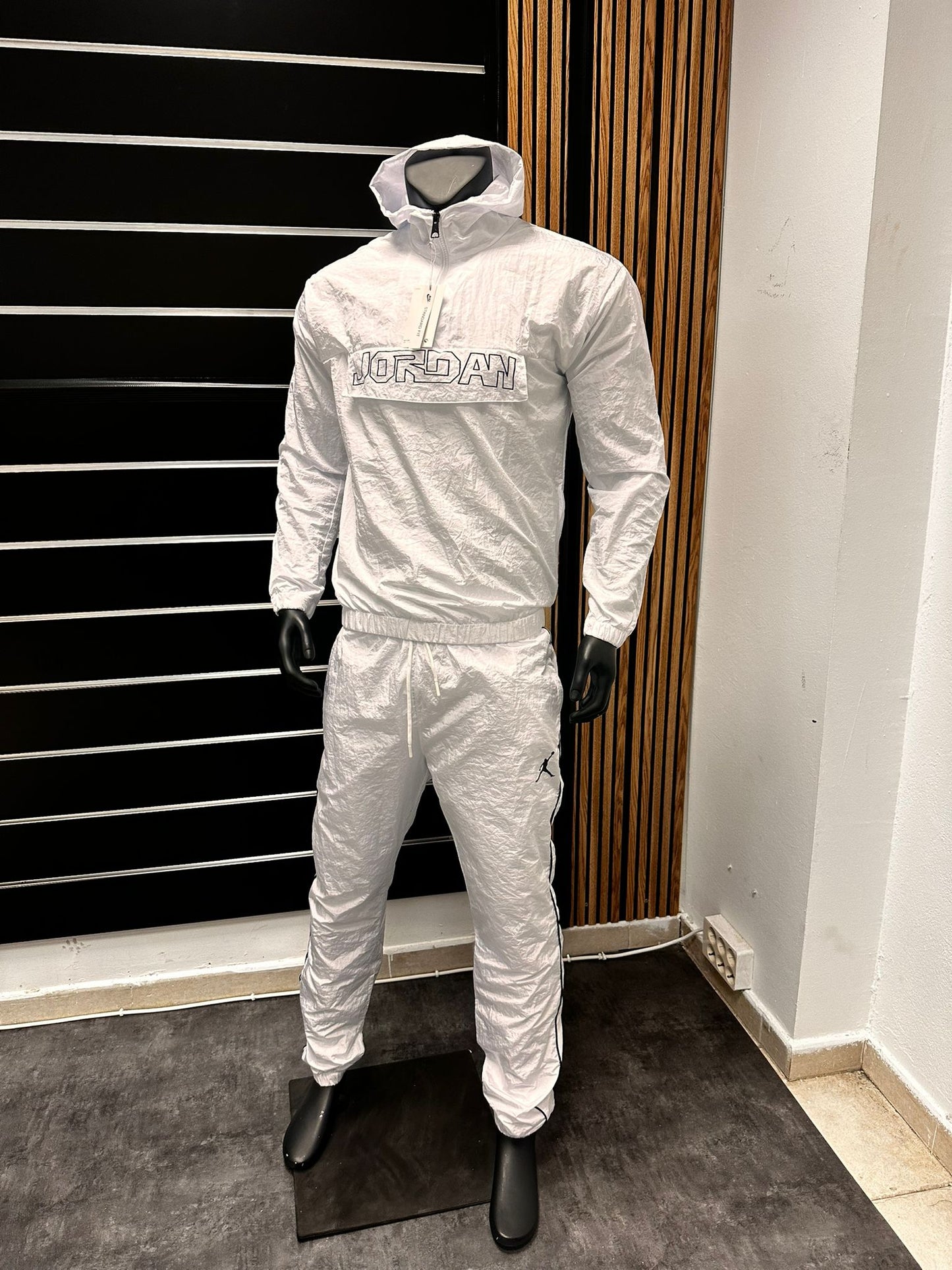 Chandal jordan blanco logo negro solapa