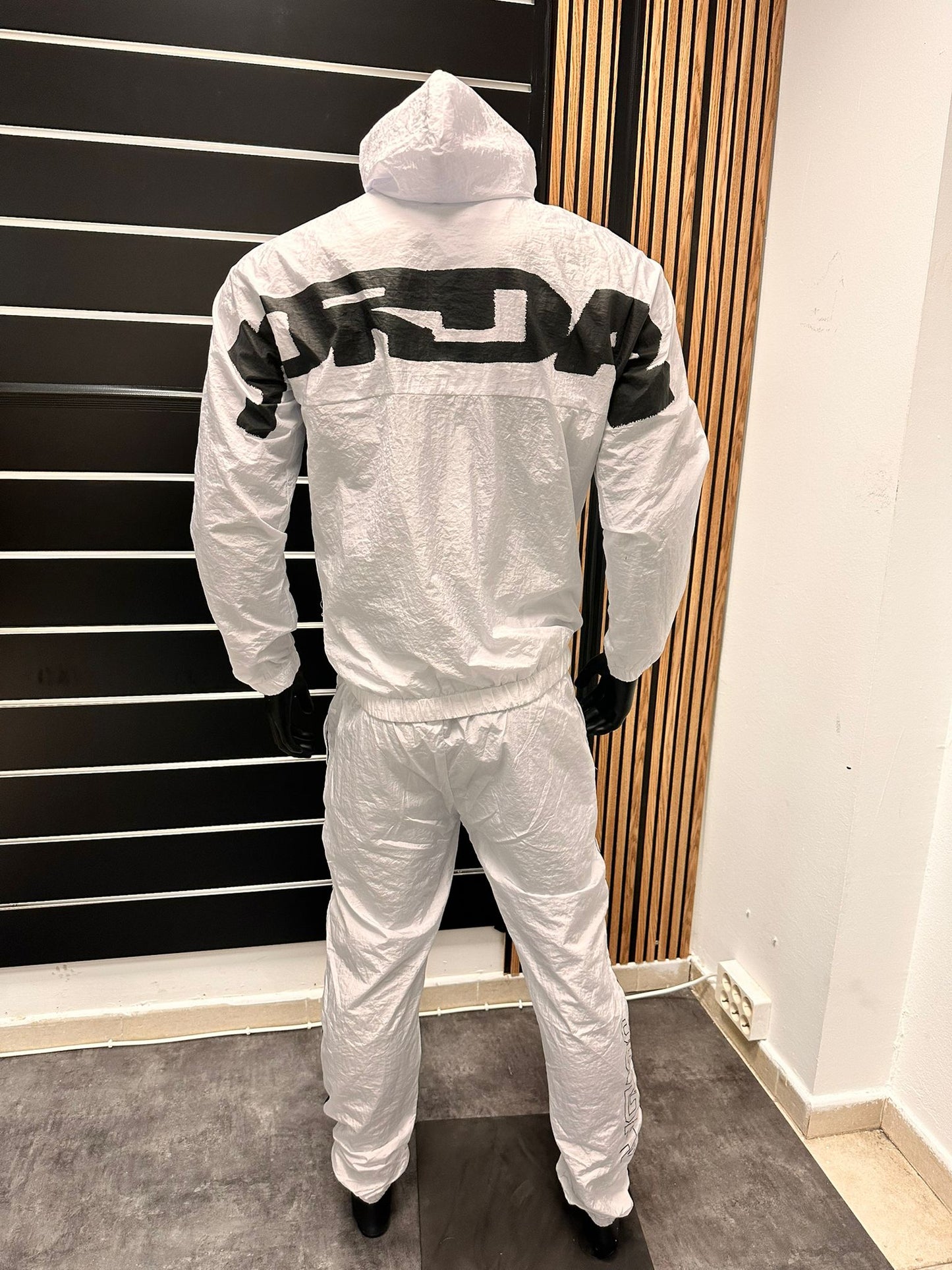 Chandal jordan blanco logo negro solapa