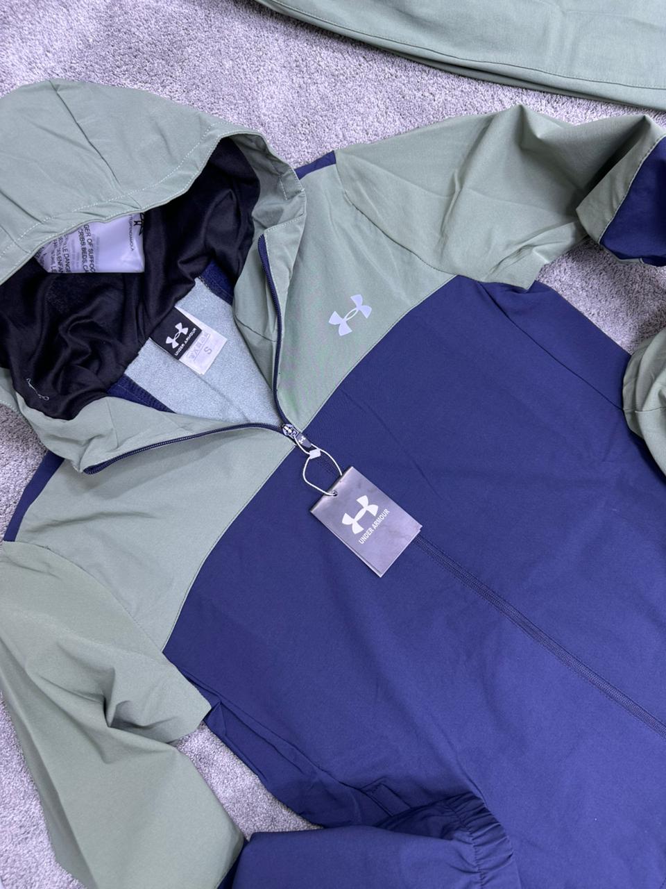 Chandal under armour verde bosque y azul marino logo blanco