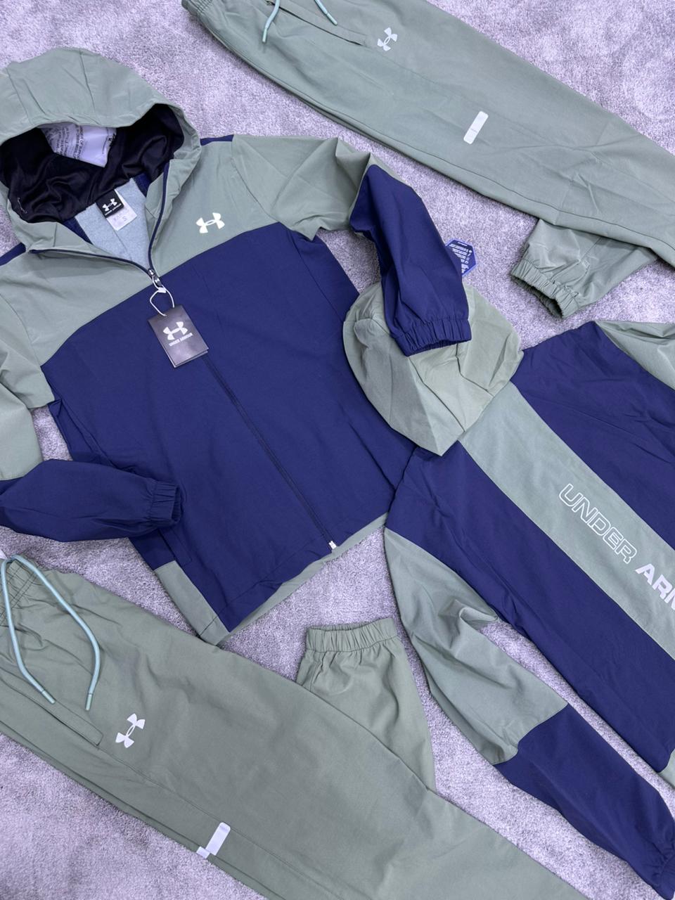 Chandal under armour verde bosque y azul marino logo blanco