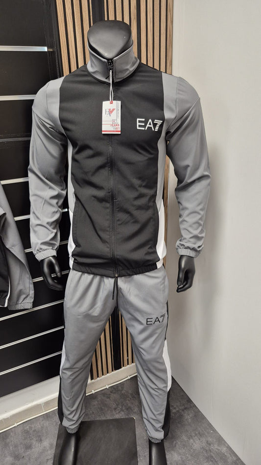 Chandal Armani gris y negro logo blanco