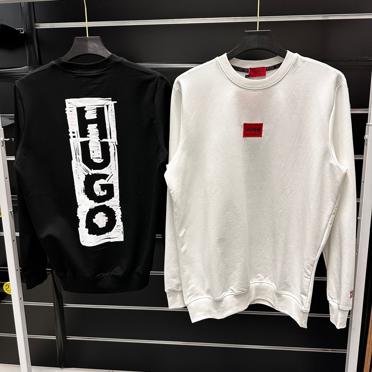 Sudadera Hugo Boss blanca logo rojo y negro
