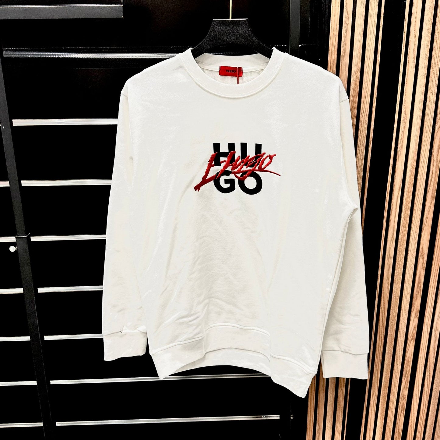 Sudadera Hugo Boss blanca logo negro y rojo