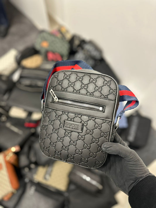 Bandolera GUCCI negro logos pequeños correa azul y roja