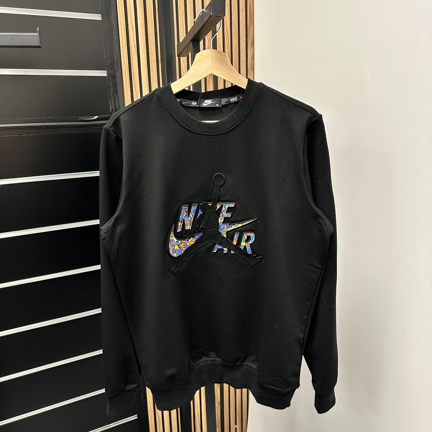 Sudadera Nike negro logo multicolor