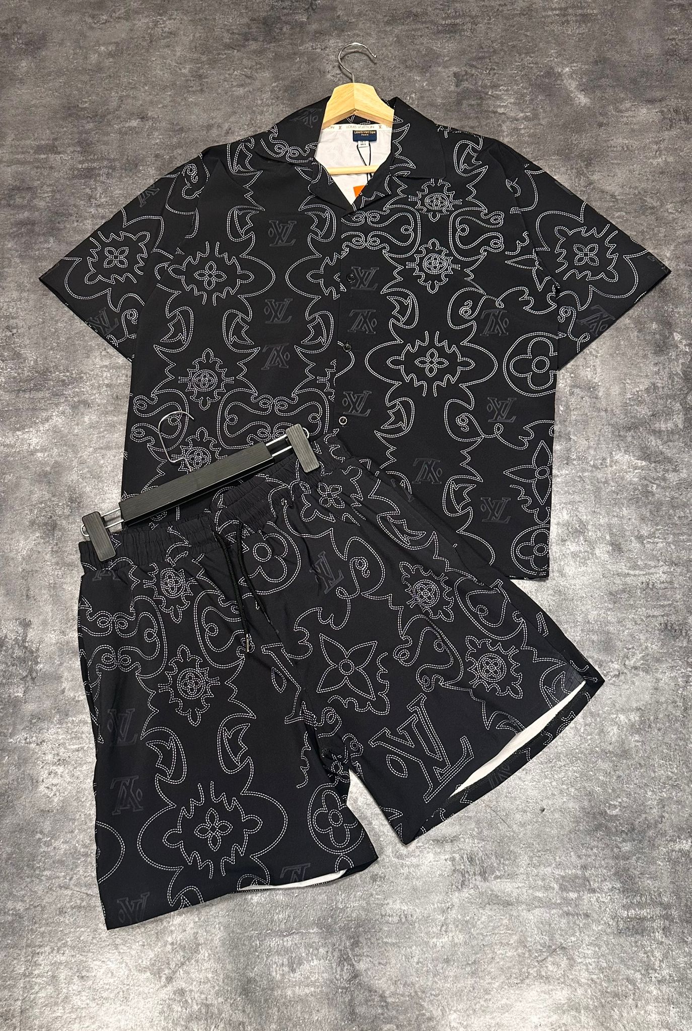 Conjunto lv negro detalles grises