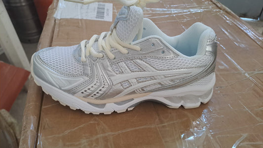 Asics blancos detalles grises