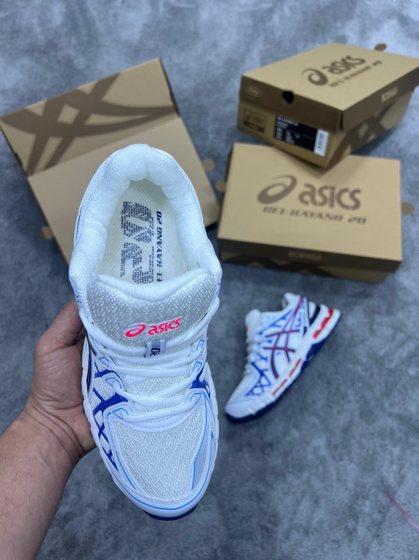 ASICS GEL-Kayano 20 “Bodega” blancas logo azul y naranja